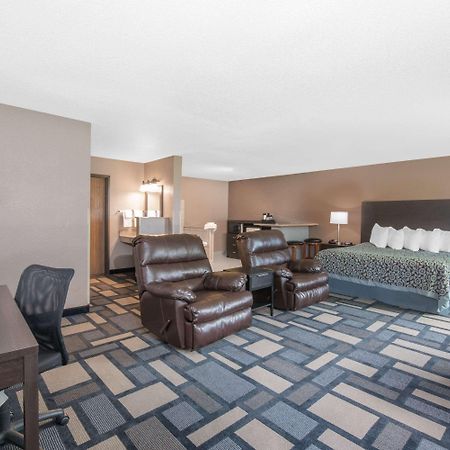 Days Inn By Wyndham Watertown Bagian luar foto