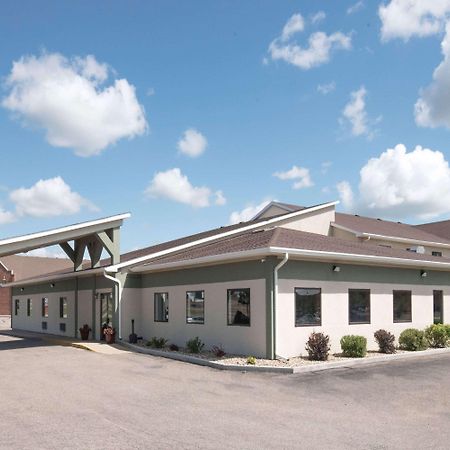 Days Inn By Wyndham Watertown Bagian luar foto