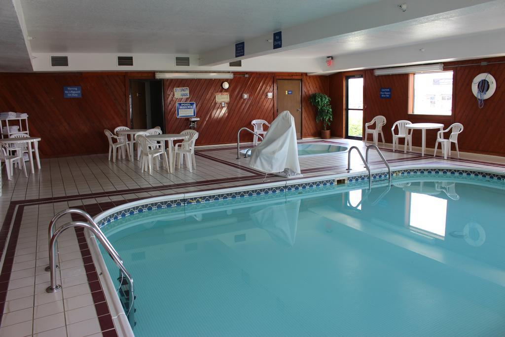 Days Inn By Wyndham Watertown Bagian luar foto