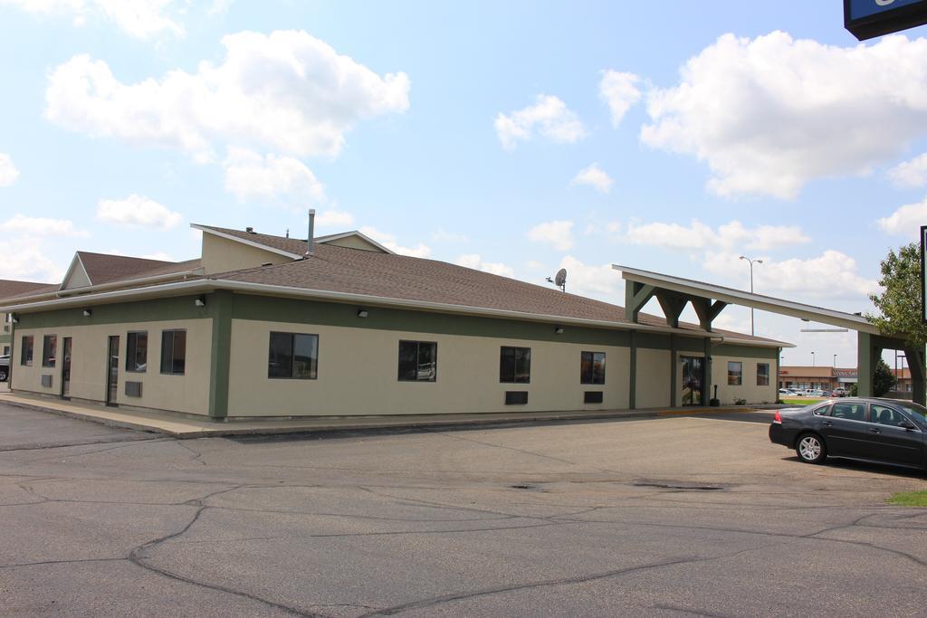 Days Inn By Wyndham Watertown Bagian luar foto