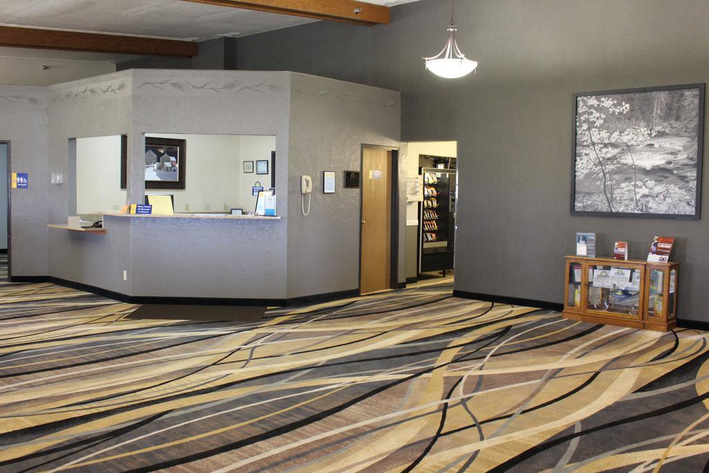 Days Inn By Wyndham Watertown Bagian luar foto