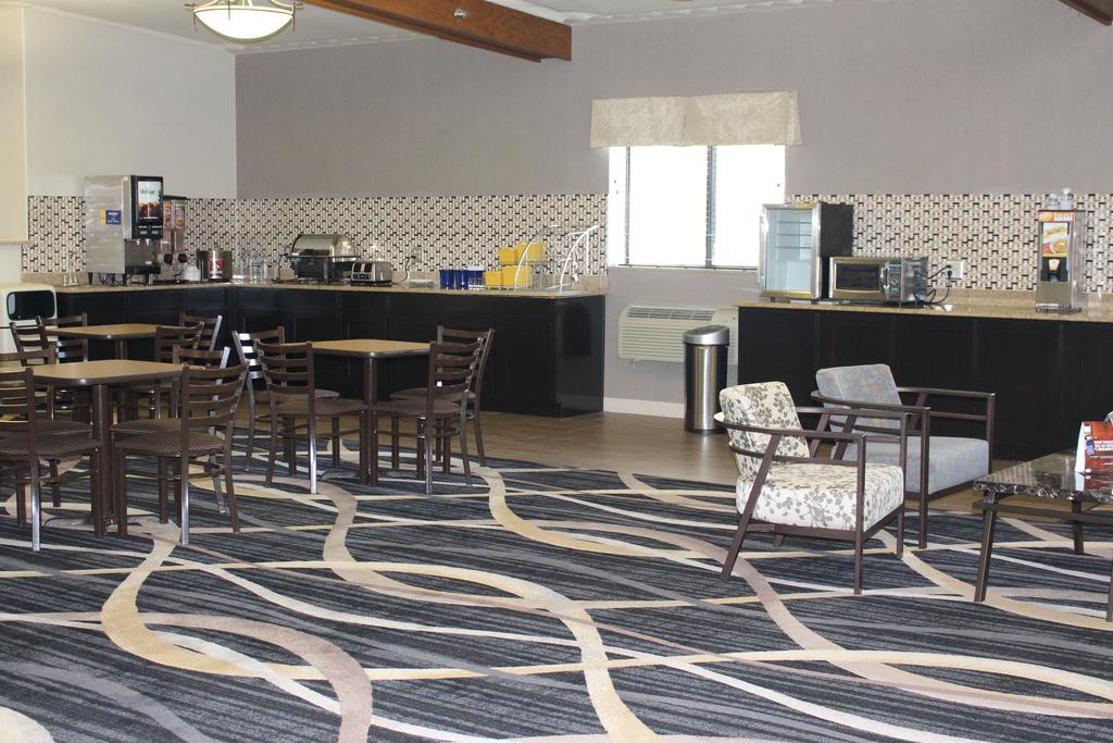 Days Inn By Wyndham Watertown Bagian luar foto