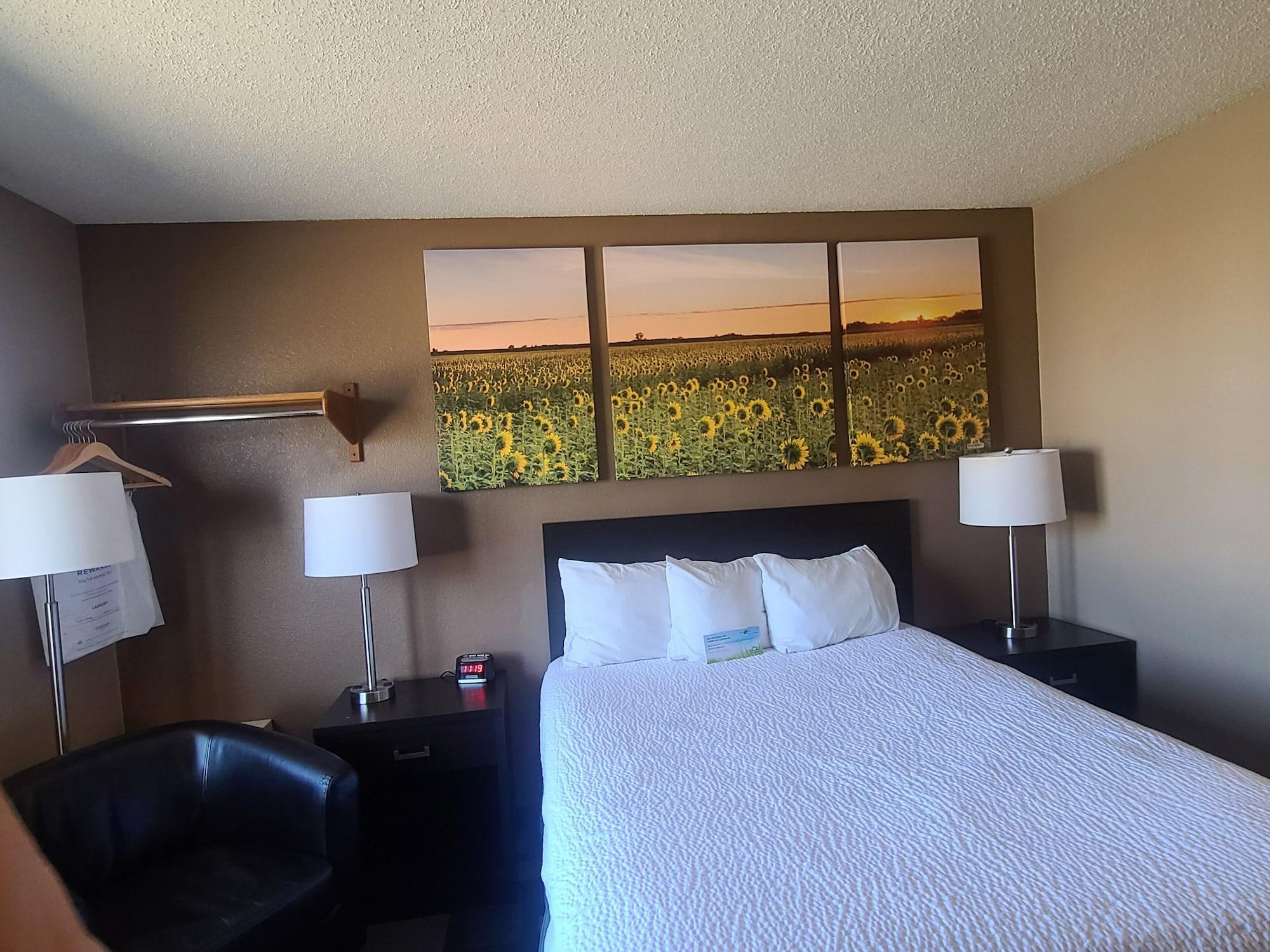 Days Inn By Wyndham Watertown Bagian luar foto