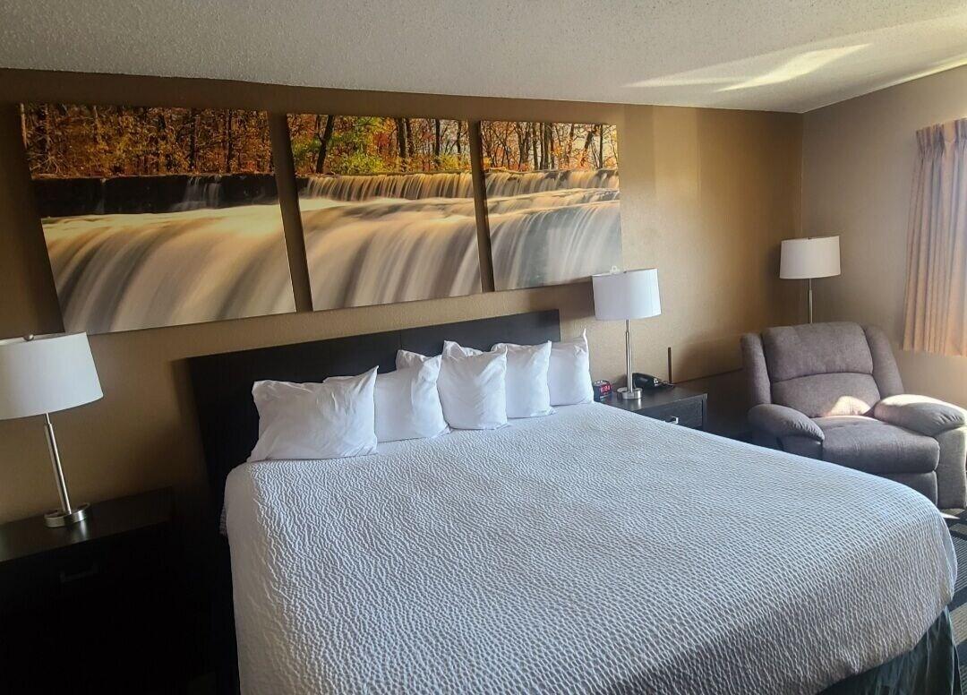 Days Inn By Wyndham Watertown Bagian luar foto