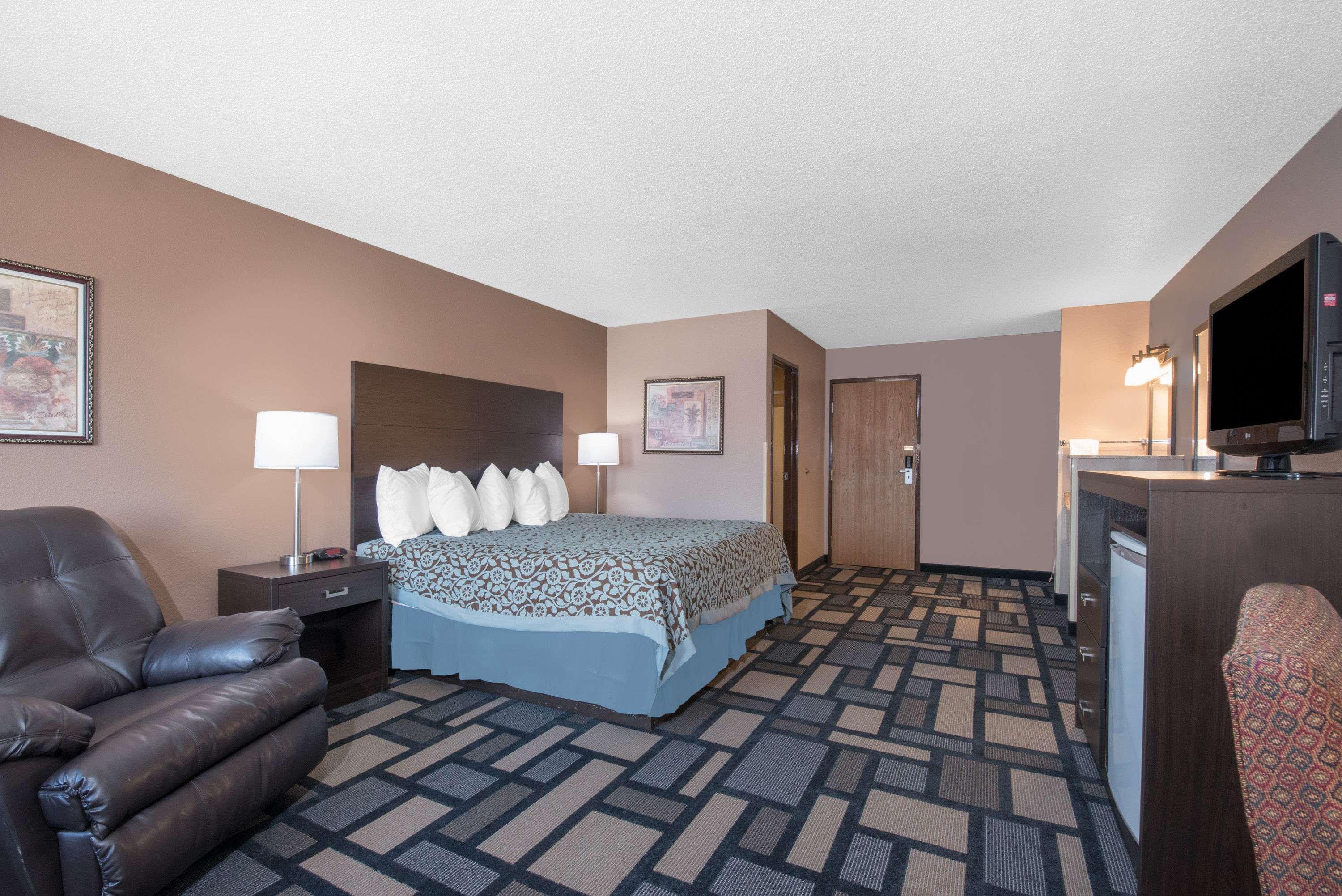 Days Inn By Wyndham Watertown Bagian luar foto