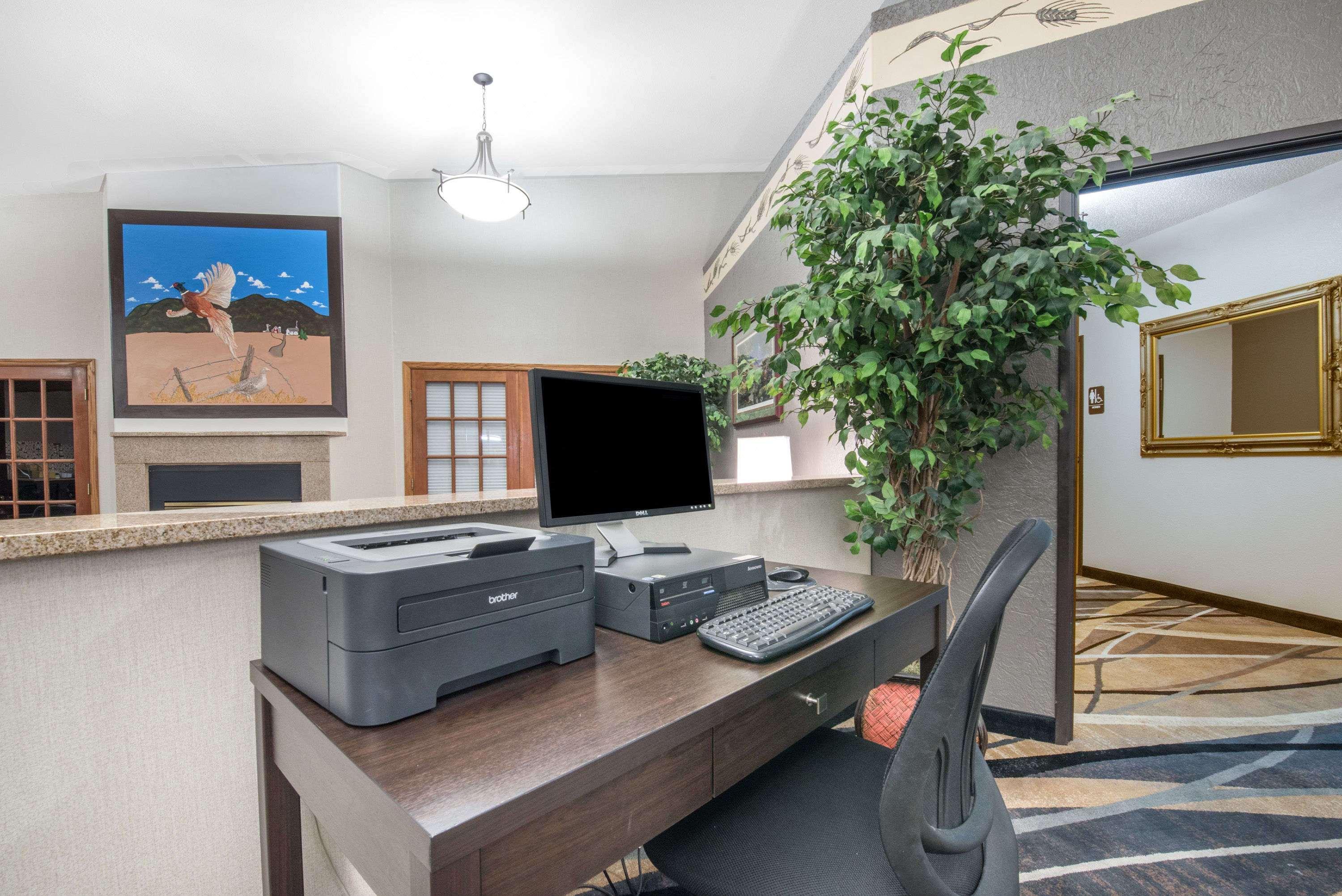Days Inn By Wyndham Watertown Bagian luar foto