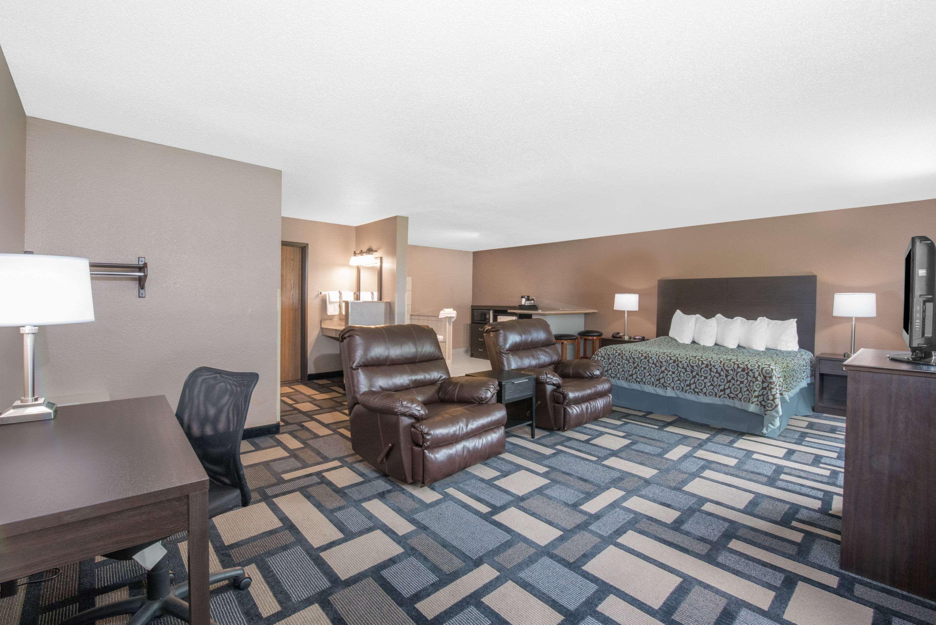 Days Inn By Wyndham Watertown Bagian luar foto