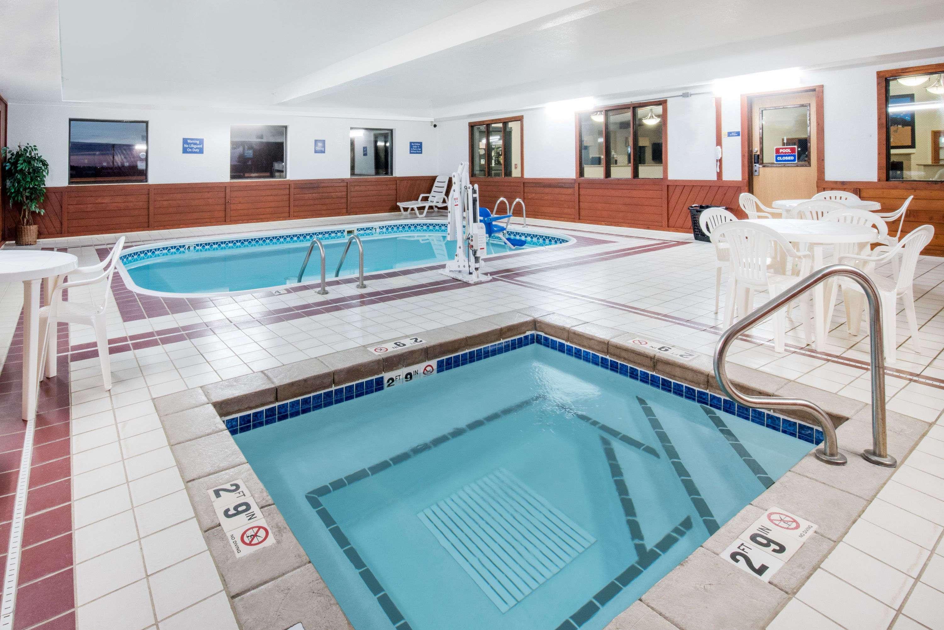 Days Inn By Wyndham Watertown Bagian luar foto