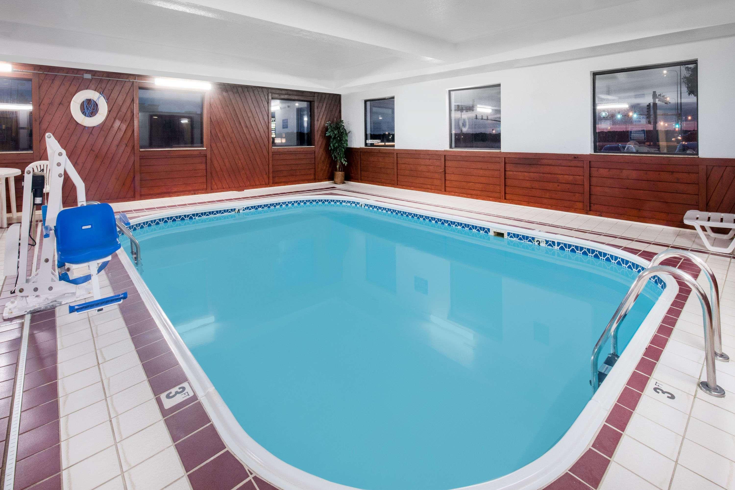 Days Inn By Wyndham Watertown Bagian luar foto