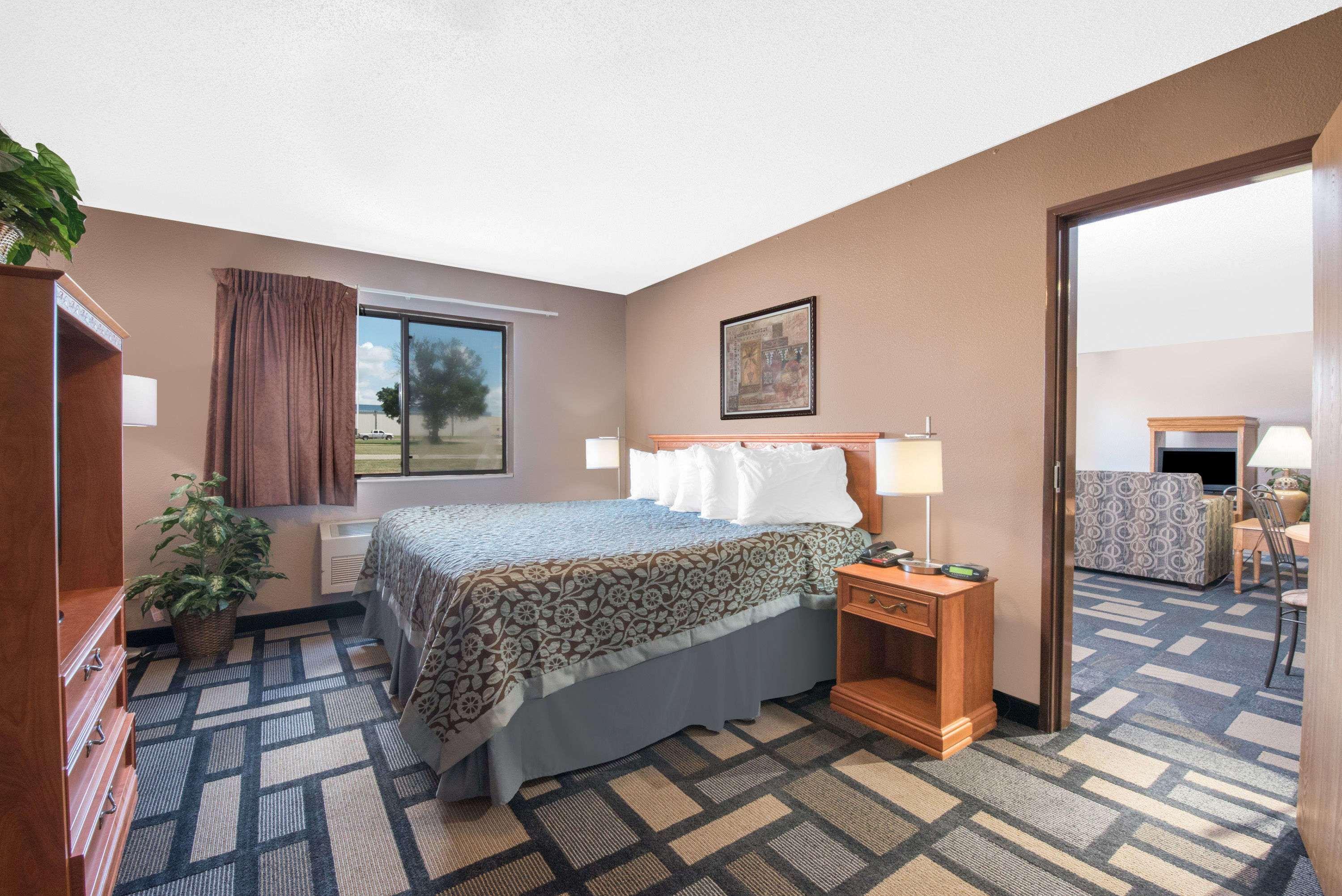Days Inn By Wyndham Watertown Bagian luar foto