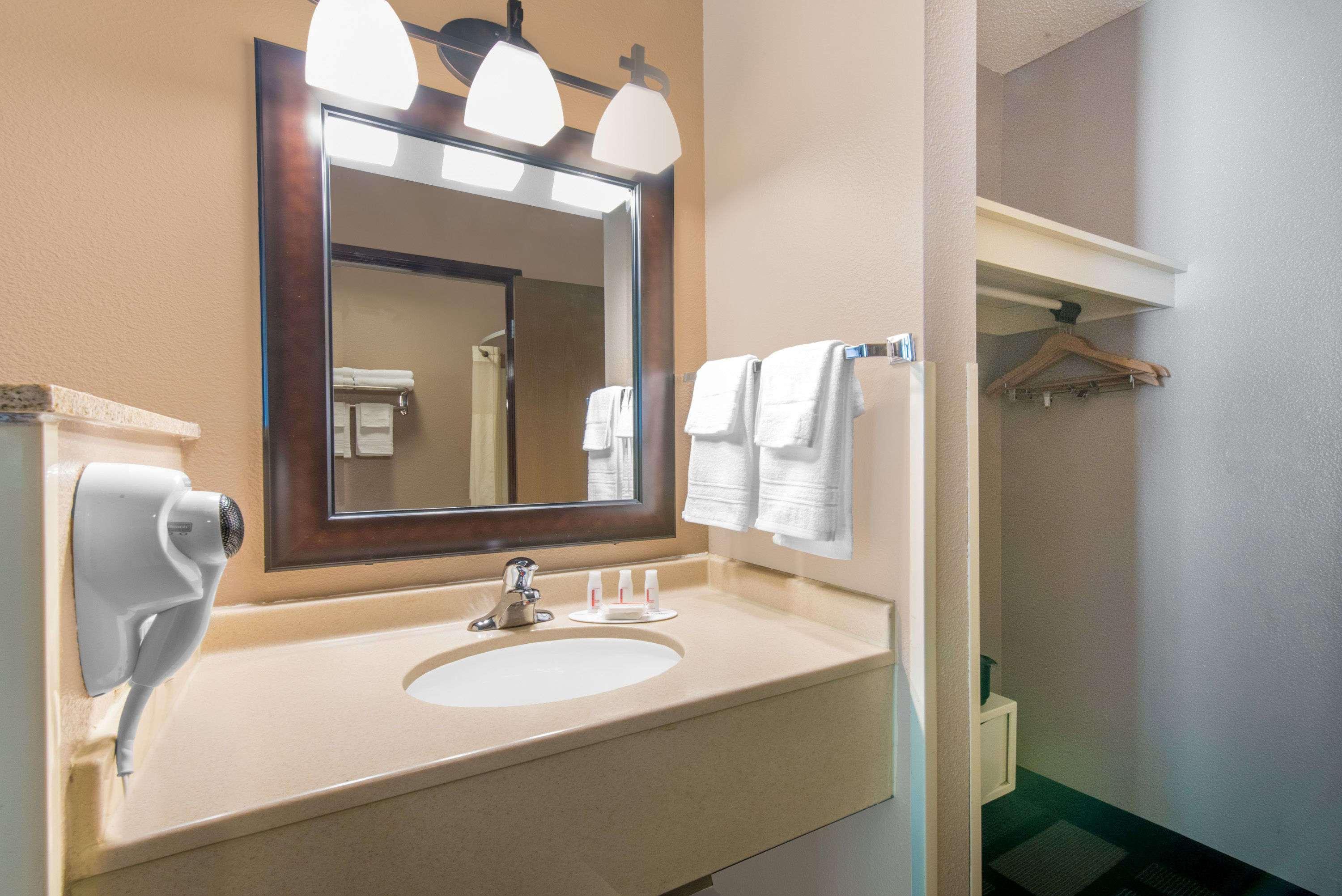 Days Inn By Wyndham Watertown Bagian luar foto