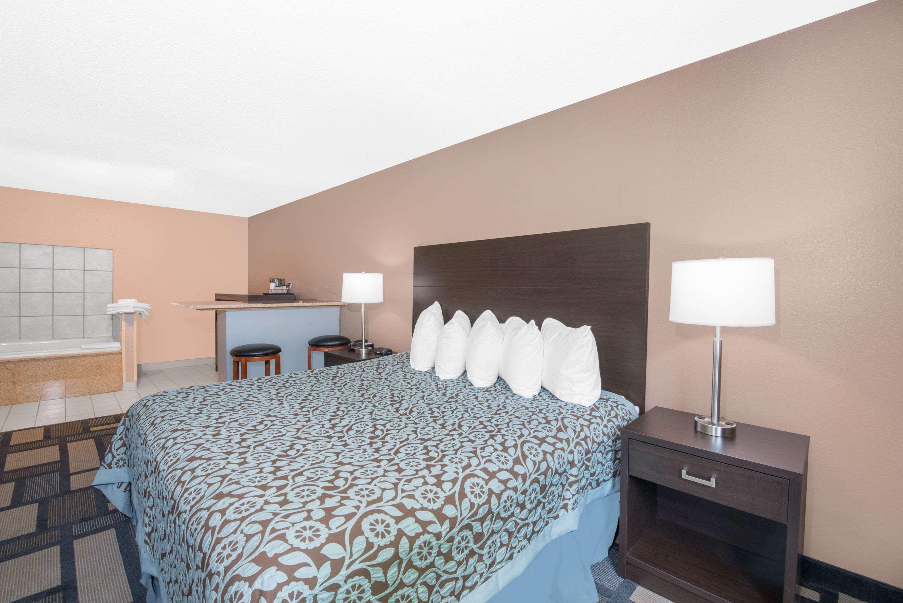 Days Inn By Wyndham Watertown Bagian luar foto
