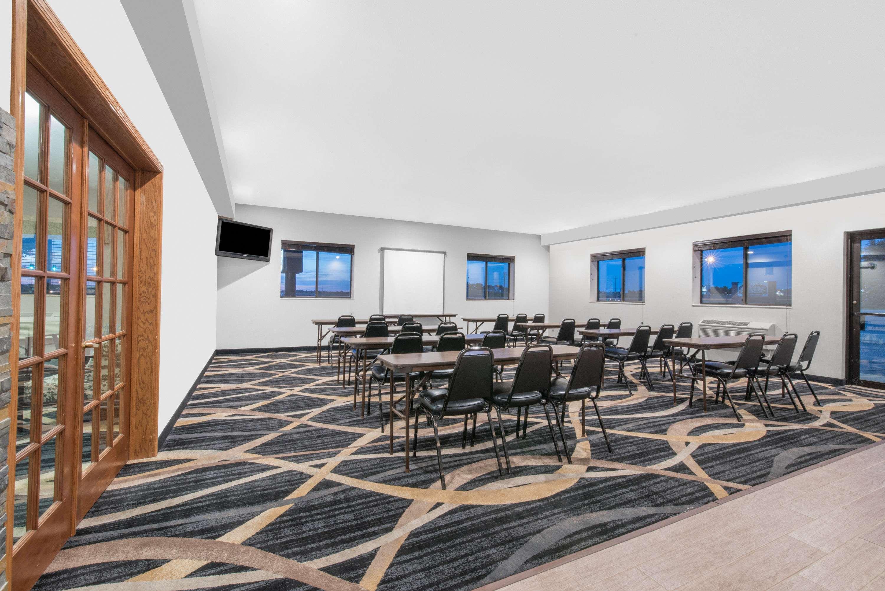 Days Inn By Wyndham Watertown Bagian luar foto