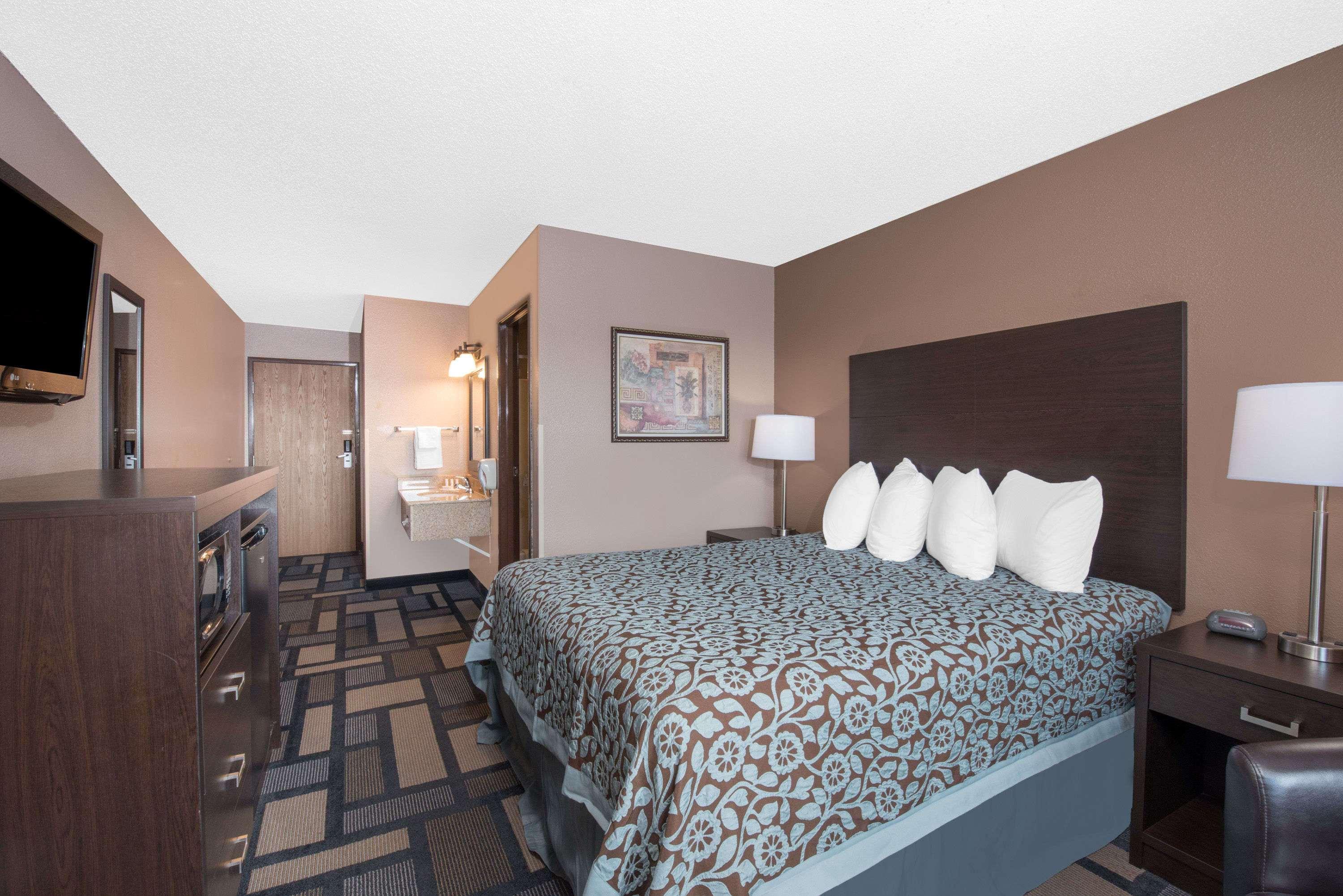 Days Inn By Wyndham Watertown Bagian luar foto