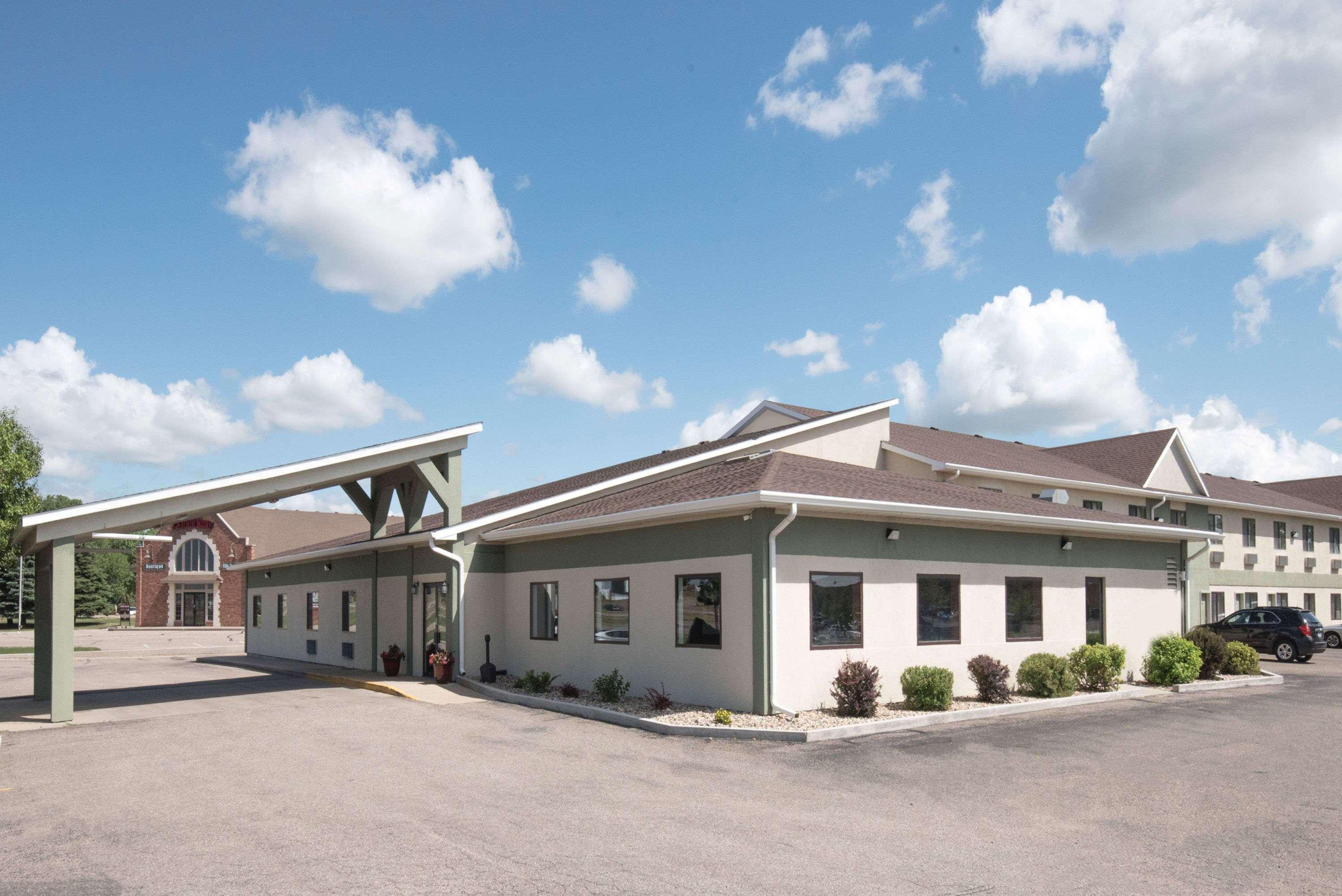Days Inn By Wyndham Watertown Bagian luar foto