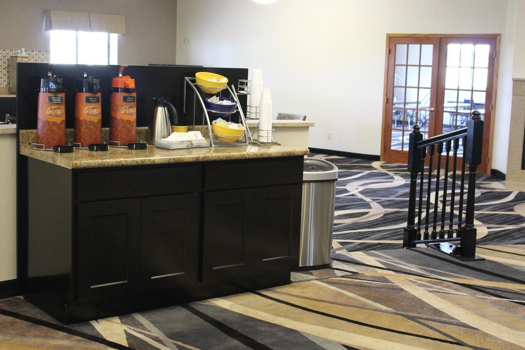 Days Inn By Wyndham Watertown Bagian luar foto