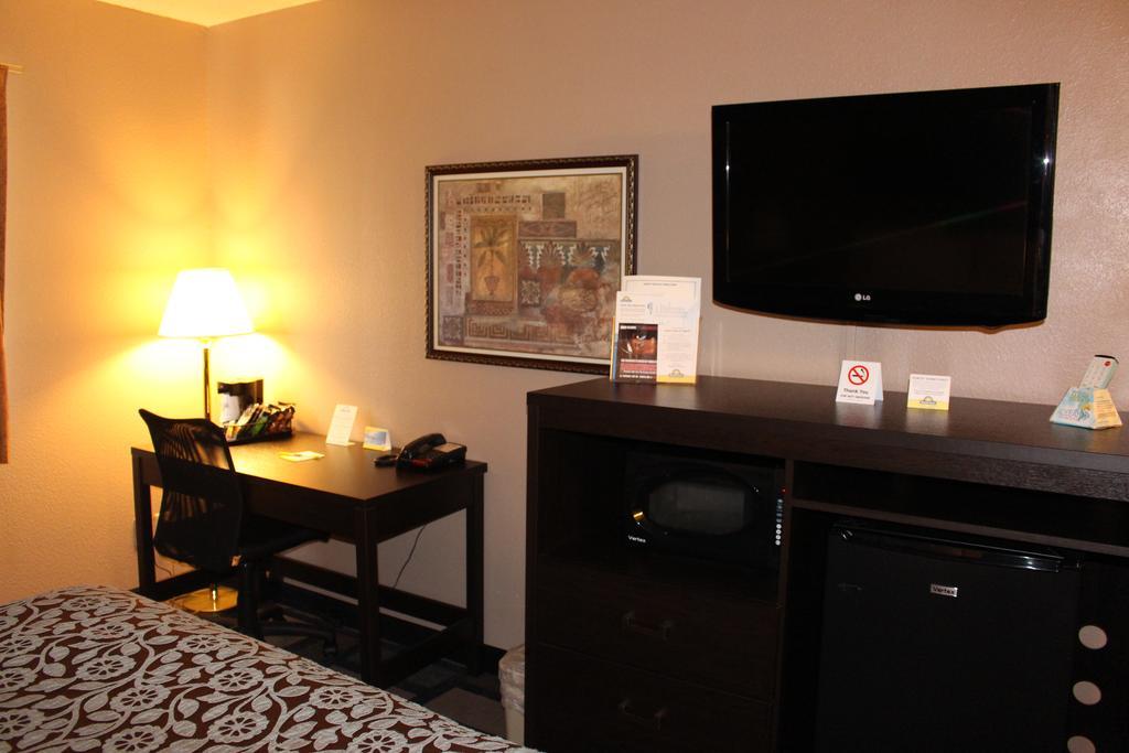 Days Inn By Wyndham Watertown Bagian luar foto